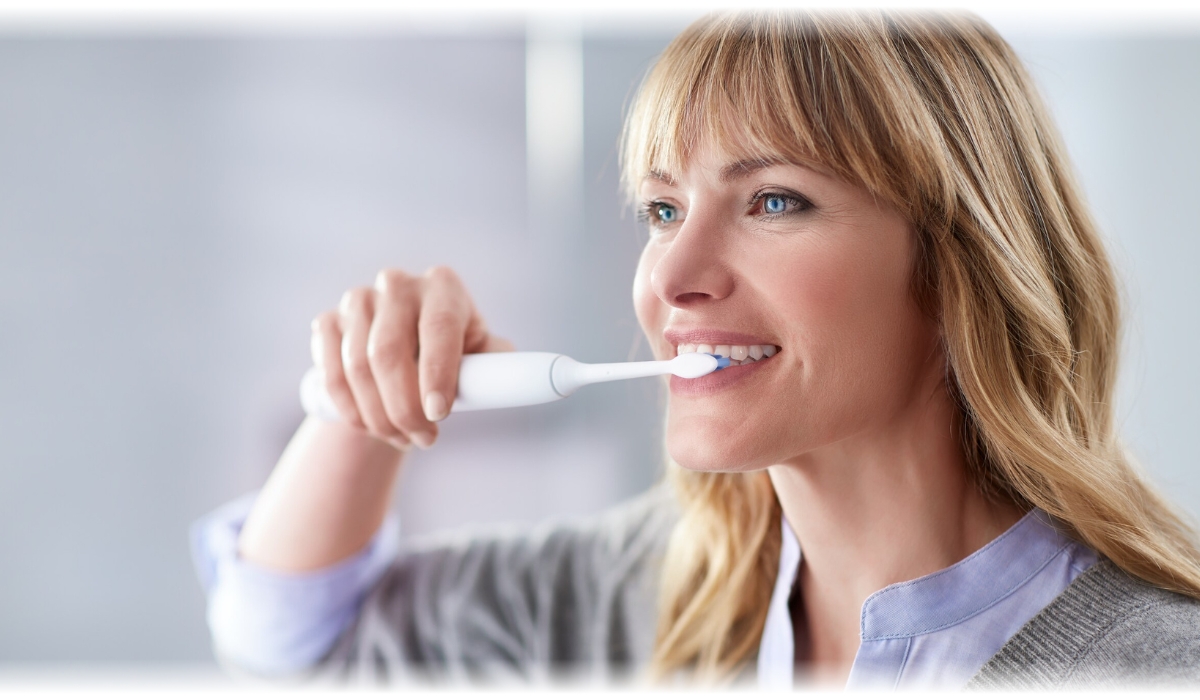Nowoczesna technologia, która dba o zdrowie jamy ustnej to zestaw szczoteczek sonicznych Philips Protective Clean 6100 White HX6877/34. Dzięki zaawansowanemu systemowi sonicznych wibracji, szczoteczki zapewniają doskonałe czyszczenie, skutecznie usuwając płytkę nazębną i dbając o zdrowie Twoich zębów oraz dziąseł. Postaw na naturalny blask swojego uśmiechu już dziś!
